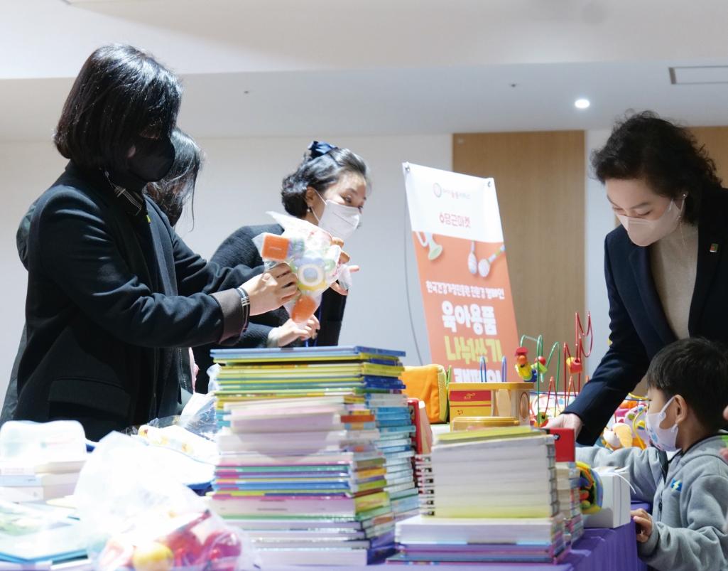 육아용품 나뉘쓰기 캠페인 행사에 참여중인 김금옥 이사장