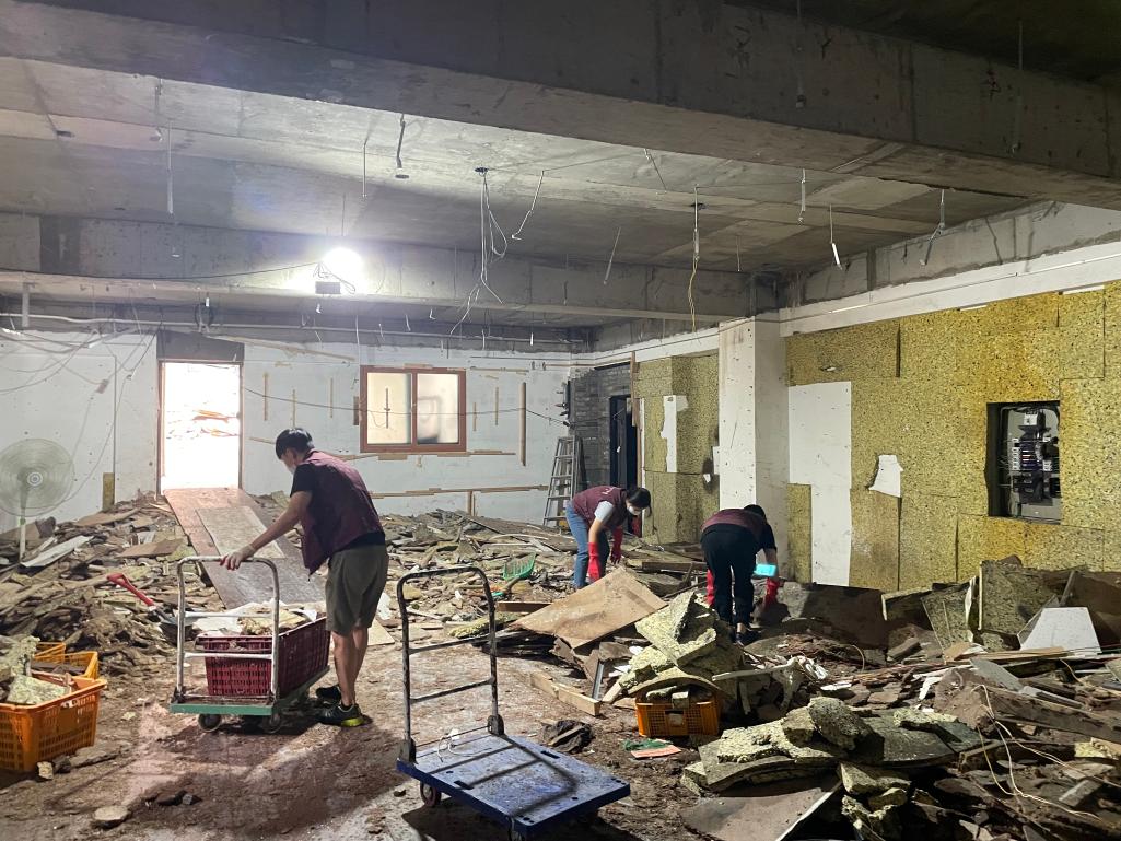 수해현장을 복구하기위해 잔해들을 청소하는 자원봉사자들
