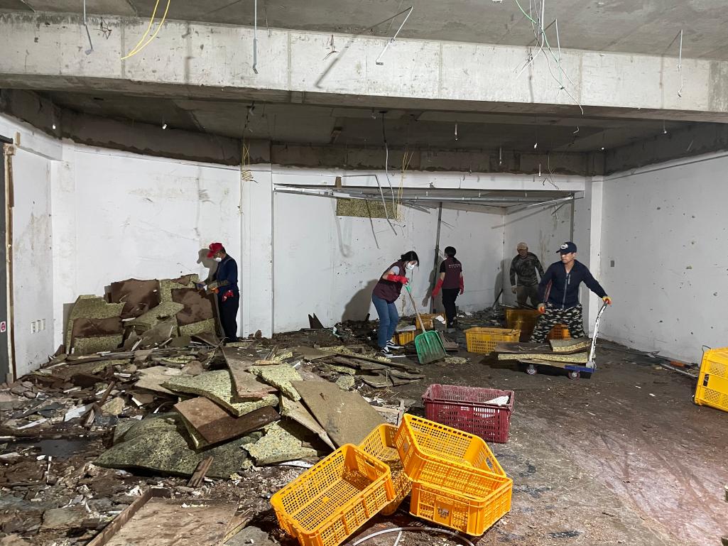 수해현장을 복구하기위해 잔해들을 청소하는 자원봉사자들